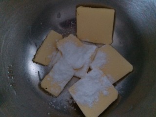 2、冬天也好挤的巧克力曲奇,分三次加入黄油，用电动打蛋器进行打发，每次糖粉和黄油完全融合后，再加下一次。