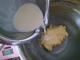 4、冬天也好挤的巧克力曲奇,分三次把奶油加入到黄油里，用电动打蛋器打发