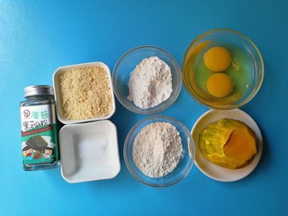 1、南瓜烙,食材准备:南瓜150克、鸡蛋2枚、玉米淀粉15克、面粉20克、花生碎35克、细盐适量、海苔黑芝麻粉适量