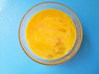 3、南瓜烙,鸡蛋打散均匀成蛋液