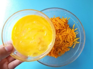 4、南瓜烙,将蛋液倒入南瓜丝里