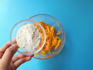 5、南瓜烙,加入面粉