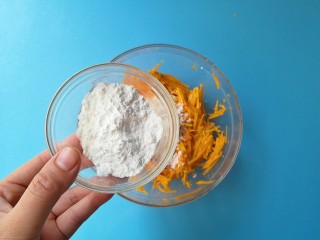 6、南瓜烙,加入玉米淀粉