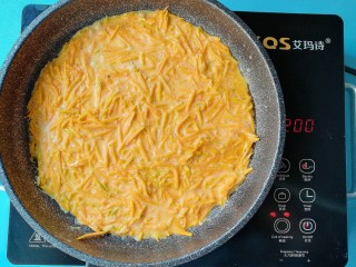 12、南瓜烙,倒入搅拌好的南瓜面糊