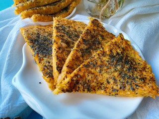 15、南瓜烙,出锅后切成小三角就可以食用喽