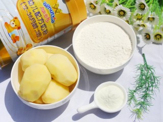 1、超可爱的笑脸土豆饼,食材① 土豆4个 ② 面粉小半碗 ③澳优能立多G4奶粉2勺&nbsp; ④盐适量&nbsp;&nbsp; ⑤植物油适量。&nbsp;&nbsp;&nbsp; 