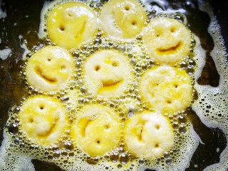 14、超可爱的笑脸土豆饼,把小圆面片表面撒一层面粉，起油锅，中小火炸至微黄。