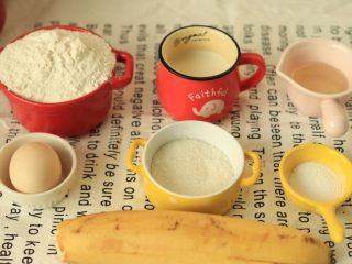 1、香蕉蛋糕球,准备食材