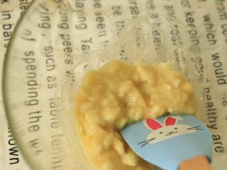 2、香蕉蛋糕球,香蕉压成泥，最好留点颗粒