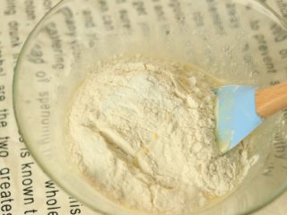 3、香蕉蛋糕球,过筛低筋面粉和泡打粉