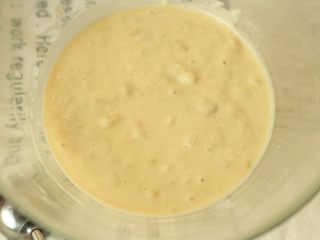 4、香蕉蛋糕球,搅拌成厚重的面糊