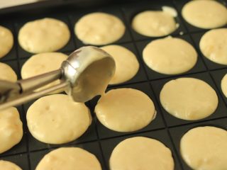 6、香蕉蛋糕球,倒入面糊，与模具齐平即可