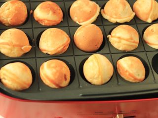 8、香蕉蛋糕球,确保每个蛋糕球都均匀成熟即可