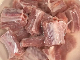 1、冬瓜薏米排骨汤,新鲜的排骨买回来用清水冲洗泡一会，可以减少骨头里的血水