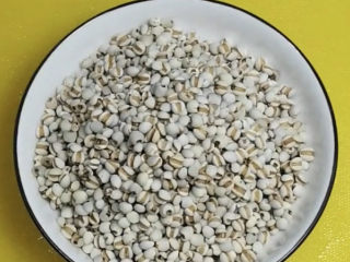 5、冬瓜薏米排骨汤,准备一下薏米，薏米还是稍微用清水清洗一下灰尘