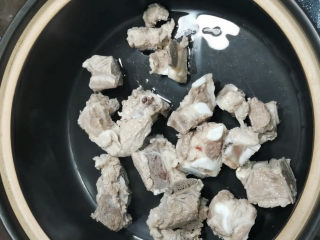 7、冬瓜薏米排骨汤,捞好的排骨倒入砂锅内。炖汤最好用砂锅，小火慢炖，这样炖出来的汤才最鲜美。你要是实在不想下这个功夫，那就用快速的高压锅也可以????