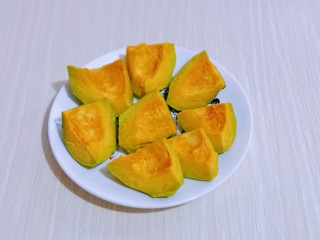 1、????高逼格馒头~一切OK表情包,首先将南瓜去皮,洗干净,切小块,摆放盘中!蒸烤箱水盒取出注满纯净水,再推回机体中!将切好的南瓜放入蒸盘中。