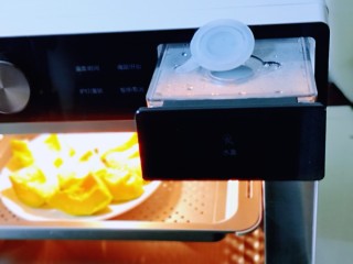 2、????高逼格馒头~一切OK表情包,蒸烤箱水盒取出注满纯净水,再推回机体中!将切好的南瓜放入蒸盘中。