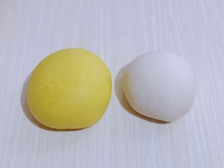 4、????高逼格馒头~一切OK表情包,蒸好的南瓜取出,用手动打蛋器抽打至泥状,加入酵母粉,再分次加入面粉,揉成面团! 留60g白面,加入酵母粉,分次加入纯净水,搅成絮状,再揉成面团!