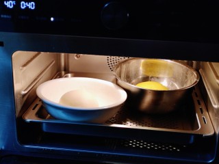 5、????高逼格馒头~一切OK表情包,分别放入器具中,再放入蒸烤箱中启动恒温发酵功能,自动时间为40分钟,温度为40°,进行发酵。