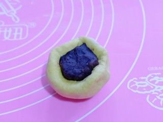 9、????高逼格馒头~一切OK表情包,取一块面团,包上豆沙馅,如同包子的手法包起来!