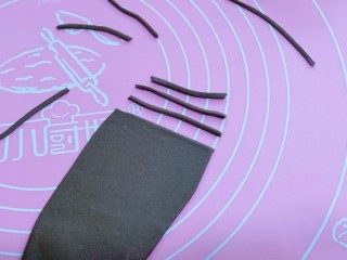 11、????高逼格馒头~一切OK表情包,可可面团用擀面杖擀成面皮,再切出细条,做眉毛与嘴巴!