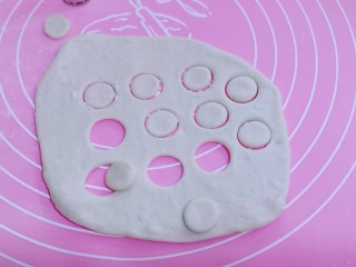 12、????高逼格馒头~一切OK表情包,白面团擀薄,用圆形模具压出圆形,并一个圆形从中间切两半!(没有模具的话,也可以用小号裱花嘴)
