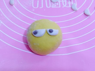 13、????高逼格馒头~一切OK表情包,将两个半圆行黏贴上去做眼睛,再取一块可可面球,做黑眼珠!如图