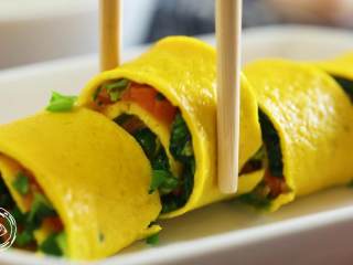 10、蔬菜蛋卷8m+,切成小段，宝宝小的话可以切得再小点，方便宝宝吃起来~