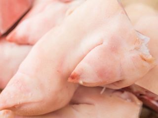 1、猪蹄汤,选取新鲜猪蹄一只