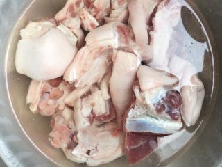 3、猪蹄汤,放入清水里浸泡十分钟