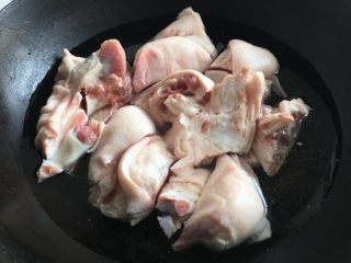 4、猪蹄汤,倒入锅中加入少许水