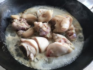 5、猪蹄汤,大火将水煮沸焯一下水