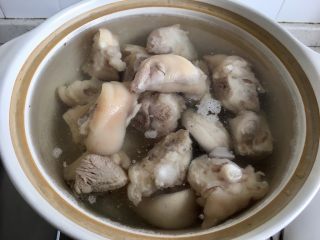 8、猪蹄汤,将猪蹄放入砂锅中加入水，没过猪蹄。