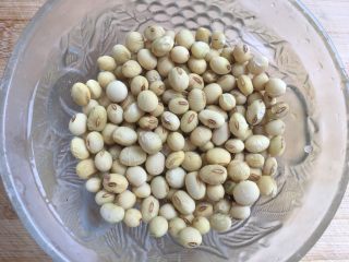 11、猪蹄汤,黄豆提前用水浸泡一个小时