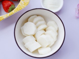 2、甜糯小可爱草莓大福,山药去皮切块。