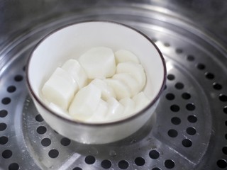 3、甜糯小可爱草莓大福,放入蒸锅蒸约15分钟至完全熟透。