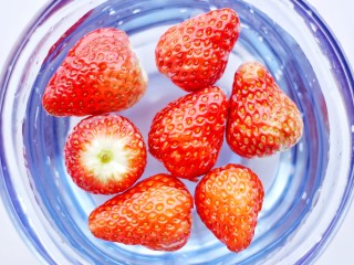 5、甜糯小可爱草莓大福,草莓去蒂用淡盐水泡5分钟后清洗干净。