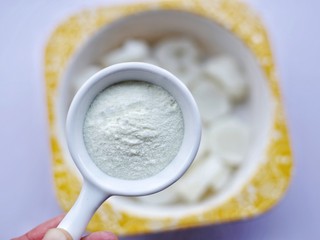 7、甜糯小可爱草莓大福,加入适量澳优淳璀有机奶粉拌匀。