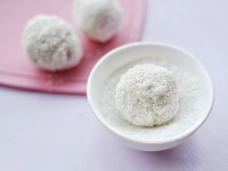 10、甜糯小可爱草莓大福,然后放到盛满了椰蓉的小盘子中滚一圈。
