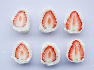11、甜糯小可爱草莓大福,切开两半放入碟中。