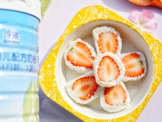 16、甜糯小可爱草莓大福,白色的外皮和红色的草莓心让这个甜点充满春日的气息，就是不吃，看着都觉得十分美好。