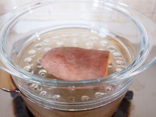 1、红薯泥甜品 ,红薯蒸熟后，去皮。