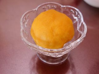 3、红薯泥甜品 ,放到碗中，整形。如果酸奶不是很粘稠，表面就做平一些。