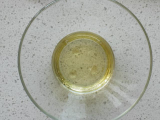 1、虎皮蛋糕卷,制作蛋糕胚：玉米油+水搅拌至乳化