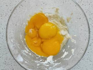 3、虎皮蛋糕卷,加入蛋黄