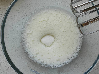 5、虎皮蛋糕卷,打发蛋清，砂糖分三次加入