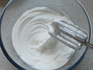 6、虎皮蛋糕卷,提起打蛋头出现有弹性的弯钩