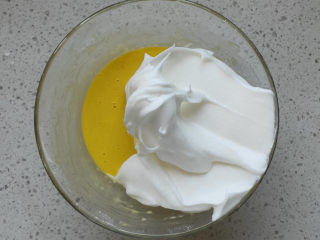 7、虎皮蛋糕卷,取1/3蛋白霜放入蛋黄糊中，翻拌均匀