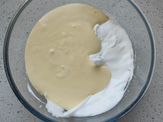 8、虎皮蛋糕卷,倒回蛋白霜中继续翻拌均匀